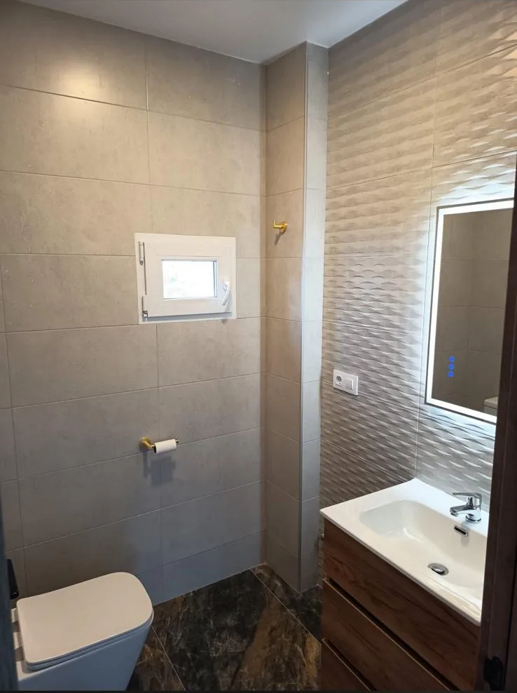 Baño reformado con alicatado moderno en Zaragoza